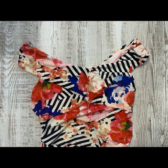 GUESS stripped flower summer top - Picture 3 of 4